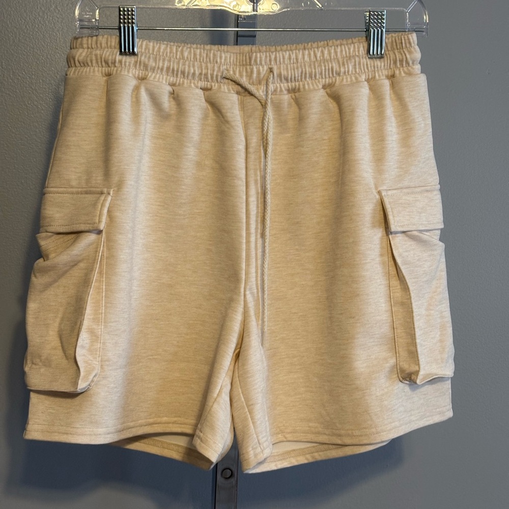 New! Zenana‎ cream color shorts pull on elastic waist cargo pockets size medium